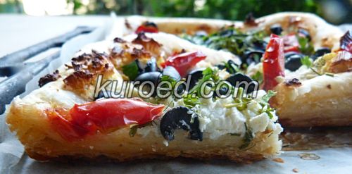 Слоеный пирог-галета с фетой, маслинами, помидорами и петрушкой, срез