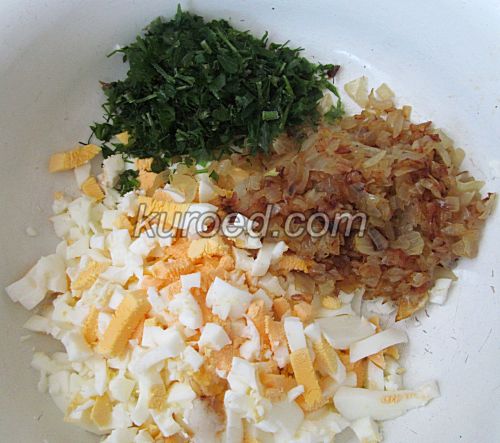 Слоеные пирожки с рисом и яйцами, пошаговое приготовление - Сварить яйца, поджарить лук