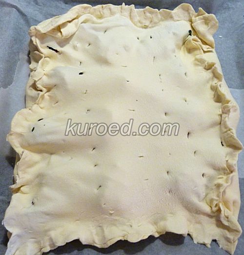 Слоеный пирог с курицей, сыром и шпинатом, пошаговое приготовление - верхний слой пирога проколоть ножом