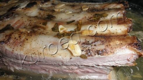 Свиные ребра, томленые в духовке с чесноком и лаврушей, пошаговое приготовление