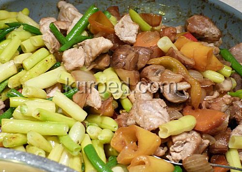 Свинина с грибами и овощами, пошаговое приготовление - обжарить мясо и овощи