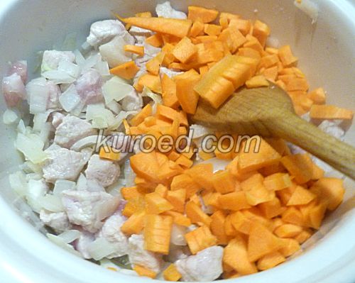 Мясо с овощами и грибами, пошаговое приготовление - обжарить мясо с луком и морковью