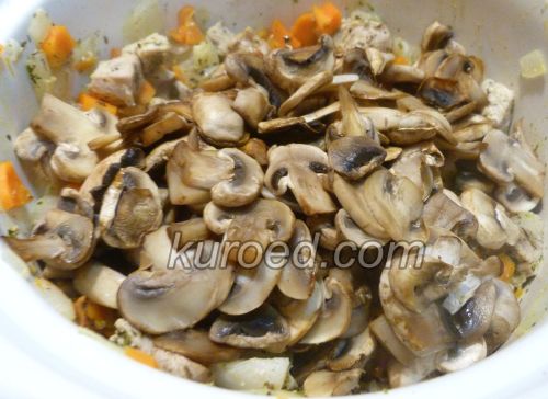 Мясо с овощами и грибами, пошаговое приготовление - добавить грибы