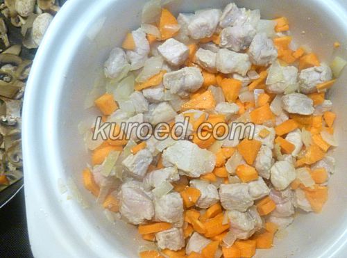 Мясо с овощами и грибами, пошаговое приготовление - обжарить мясо с луком и морковью до нежно-розоватого цвета