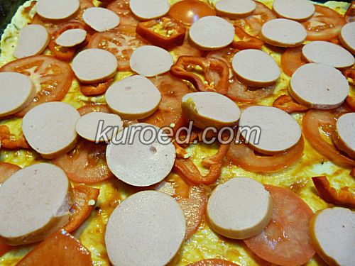 Тонкая пицца с колбасой, пошаговое приготовление  - выложить начинку
