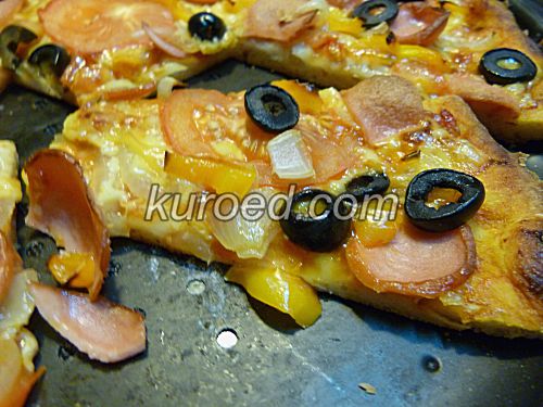 Тонкая пицца с колбасой, сыром и помидорами, срез