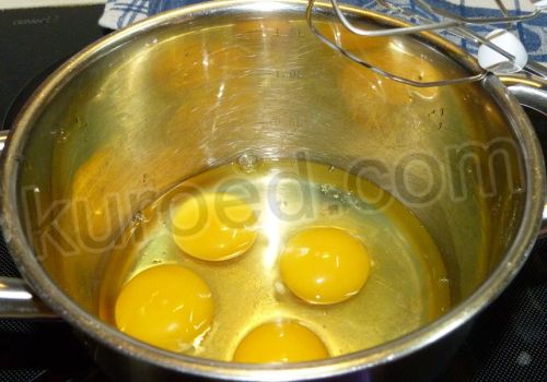 Медовый бисквит, пошаговое приготовление - взбить яйца