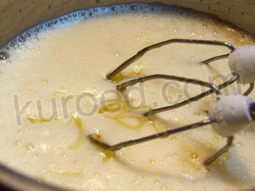 Медовый бисквит, пошаговое приготовление - во взбитые яйца добавить мед
