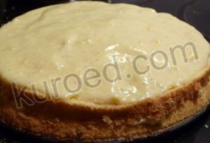 сборка бисквитного торта с заварным кремом Лунный свет  - промазать коржи кремом