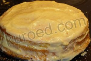 сборка бисквитного торта с заварным кремом Лунный свет  - торт сверху смазать кремом