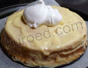 сборка бисквитного торта с заварным кремом Лунный свет - верх и бока торта покрыть взбитыми белками