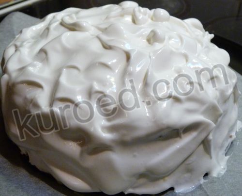 бисквитный торт с двумя видами крема - заварным и белковым перед запеканием белкового крема