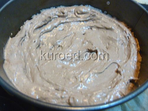 Чизкейк с кокосом, пошаговое приготовление  - шоколадное тесто выложить в форму