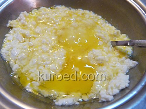 Творожная запеканка с рисом, пошаговое приготовление  - Творог смешать с яйцами