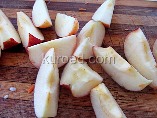 Утка с рисом и яблоками, пошаговое приготовление - нарезать яблоки
