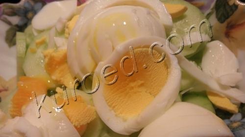 Салат вeсeнний, пошаговое приготовление - смешать яйца и нарезанные овощи