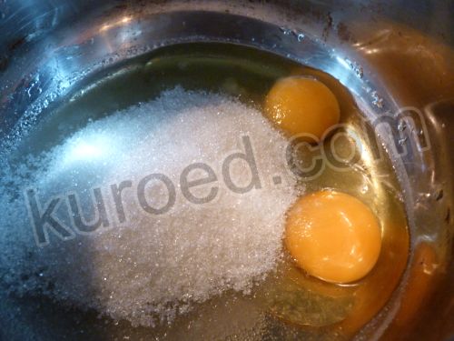 Вишневый манник с шоколадом, пошаговое приготовление - Яйца слегка взбить с сахаром