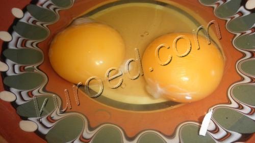 Взбитый омлет, приготовление - Яйца разбить в тарелку