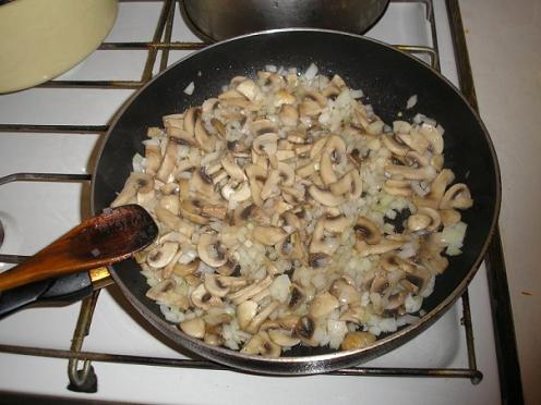 Фасоль тушеная с грибами, пошаговое приготовление - пассируем лук и грибы