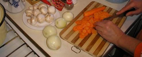 Мясо с картошкой  в духовке, фоторецепт - режем морковь