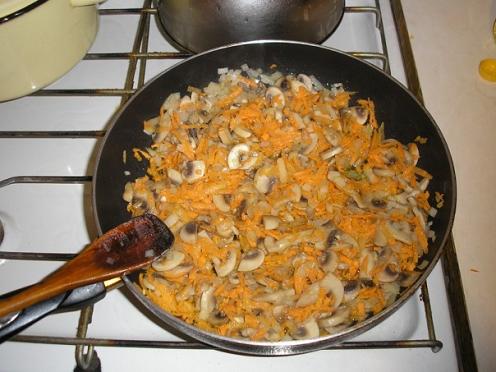 Фасоль тушеная с грибами, пошаговое приготовление - пассируем лук и грибы и морковь