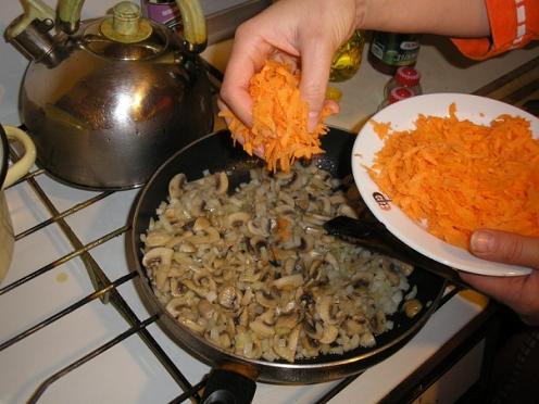 Фасоль тушеная с грибами, пошаговое приготовление - Добавляем к грибам морковь