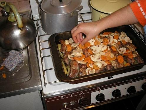 Мясо с картошкой  в духовке, фоторецепт - выкладываем  поверх мяса морковь и грибы