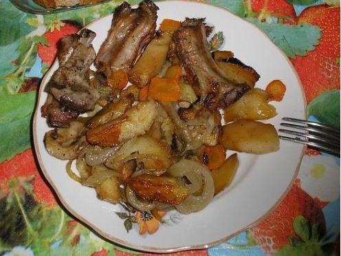Свиные ребра  с картошкой, морковью и луком, запеченные в духовке