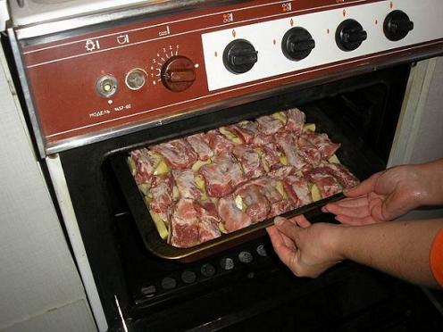 Мясо с картошкой  в духовке, фоторецепт - поставить в духовку