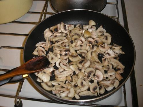 Фасоль тушеная с грибами, пошаговое приготовление - Продолжаем обжаривать грибы
