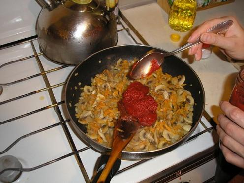 Фасоль тушеная с грибами, пошаговое приготовление - Добавляем томат