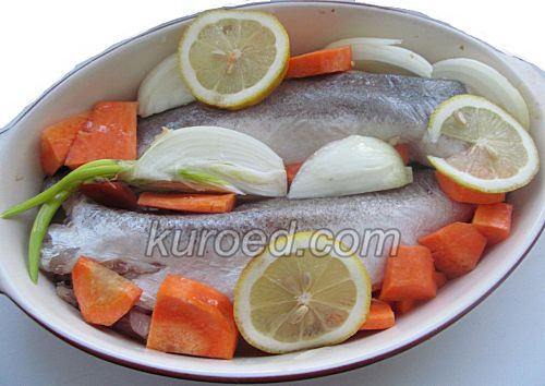 Рыба, запеченная с грибами и овощами, пошаговое приготовление - выложить в форму