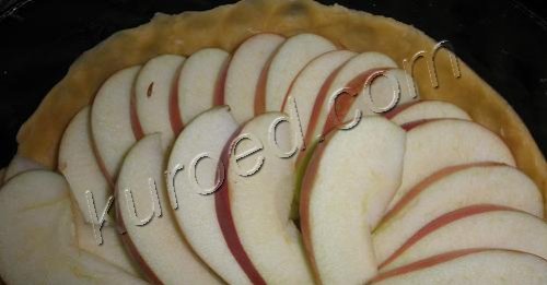 Яблочный пирог c безе,пошаговое приготовление - яблоки нарезать, выложить на тесто