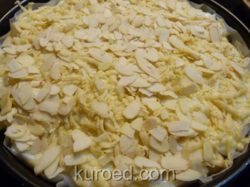 Яблочный пирог с кремом, фоторецепт - на крем натереть замороженное тесто и посыпать миндальные лепестки
