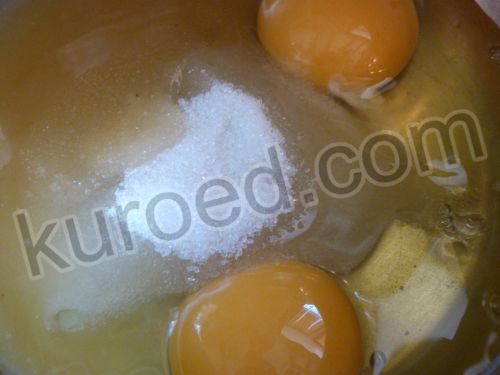 яблочный пирог с шоколадом, пошаговое приготовление - К яйцам добавить оставшийся сахар и мед