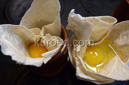 Лаваш с яйцом, пошаговое приготовление  - В каждый разбить по яйцу