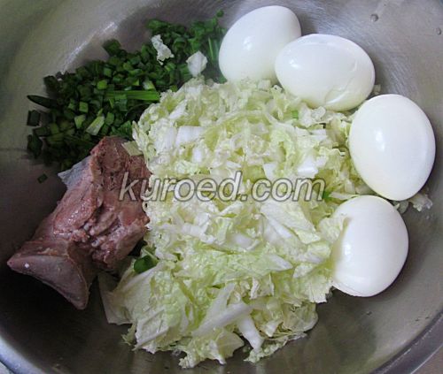 Салат с языком, яйцами, пекинской капустой и зеленым луком, пошаговое приготовление - нарезать капусту и зелень