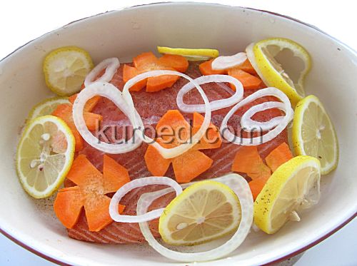 Семга запеченная с лимоном, пошаговое приготовление - рыбу и овощи уложить в форму