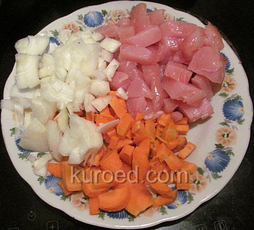 Курица с картошкой и баклажанами, пошаговое приготовление - нарезать морковь, лук и куриную грудку