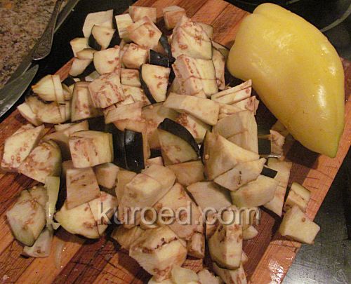 Курица с картошкой и баклажанами, пошаговое приготовление - нарезать баклажаны и перец