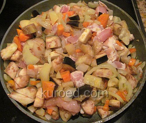 Курица с картошкой и баклажанами, пошаговое приготовление - смешать обжаренные овощи и мясо