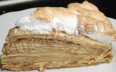 Блинчатый торт с заварным кремом и меренгой 