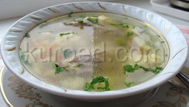 Куриный суп с клецками и зеленым горошком