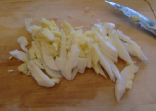 Салат с кальмарами, пошаговое приготовление - нарезать яйца