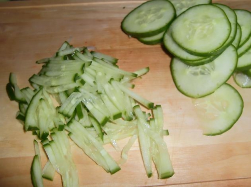 Салат с пекинской капустой и креветками, фоторецепт - нарезать огурец