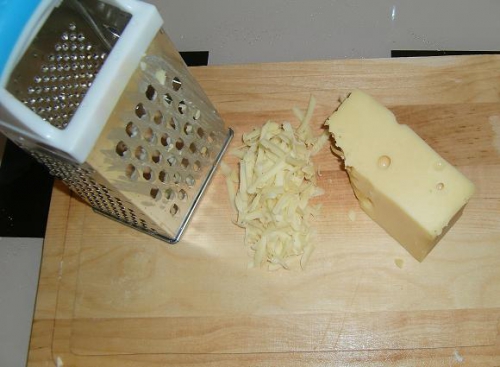 Салат с пекинской капустой и креветками, фоторецепт - нарезать или натереть твердый сыр