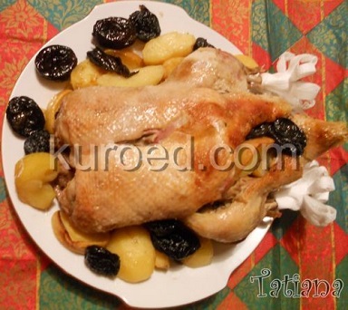 Утка запеченная с картофелем, черносливом и яблоками