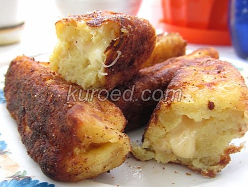 Картофельные пирожки с сыром, поджаренные в панировочных сухарях