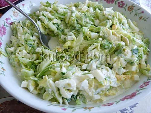салат из молодой капусты, огурцов, зелени и яиц, заправленный сметаной