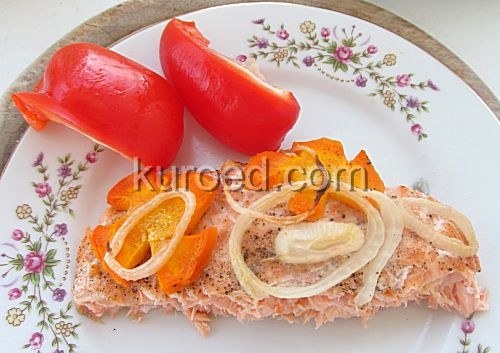 Горбуша, запеченная с морковью, луком и лимоном